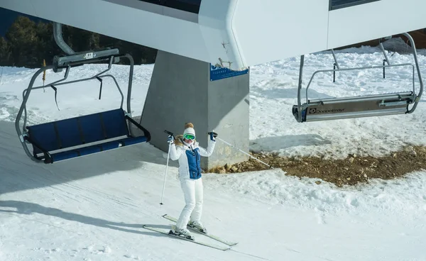 Vrouw op ski's tijdens winterseizoen. — Stockfoto