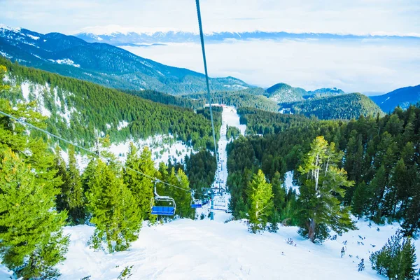 Verschneite Skipisten und Sessellifte im Bergskigebiet. — Stockfoto