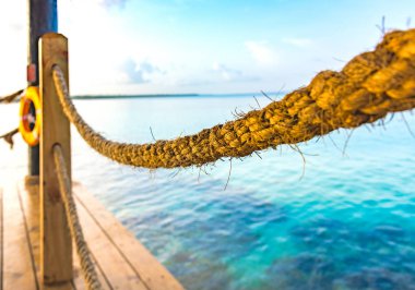 Sıcak tropikal bir gün Karayipler 'de pergola ile deniz iskelesi