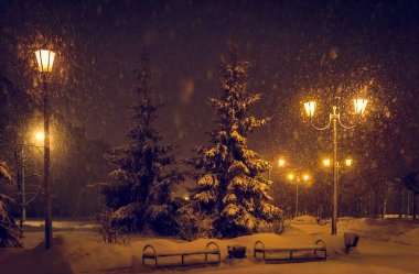 fener gece kar ağaç