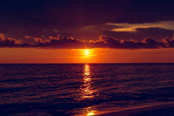 Schöner Sonnenuntergang in der Karibik — Stockfoto