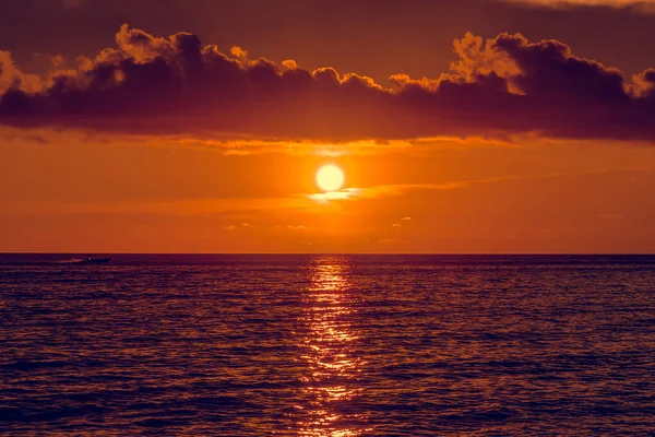 Schöner Sonnenuntergang in der Karibik — Stockfoto