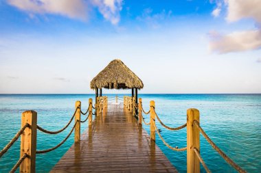 Sıcak tropikal bir gün Karayipler 'de pergola ile deniz iskelesi