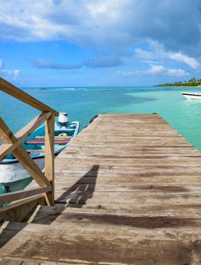 Tahta köprü denize dökülüyor Dominik Cumhuriyeti