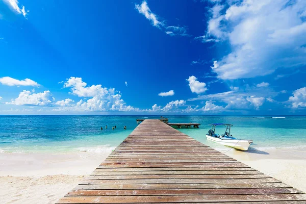 多明尼加共和国的木桥从海里伸出来 — 图库照片