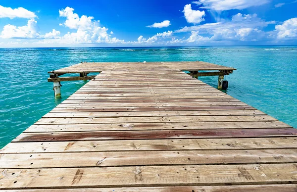 多明尼加共和国的木桥从海里伸出来 — 图库照片