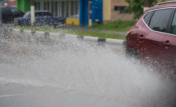 Samochód Ruchu Deszcz Duża Kałuża Wody Spray Kół — Zdjęcie stockowe