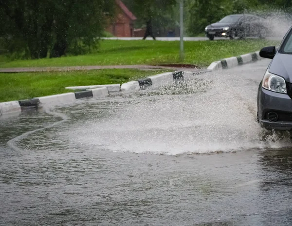 Κίνηση Αυτοκίνητο Βροχή Μεγάλη Λακκούβα Νερού Σπρέι Από Τους Τροχούς — Φωτογραφία Αρχείου