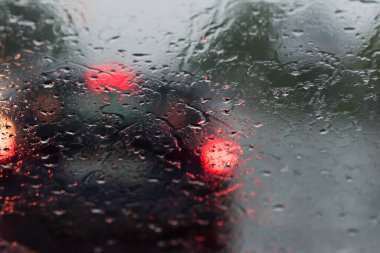 Arka planda yağmur damlaları