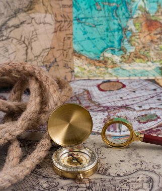 pusula ve büyüteç topografik haritada yatar