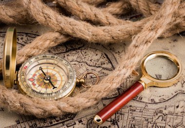 pusula ve büyüteç topografik haritada yatar