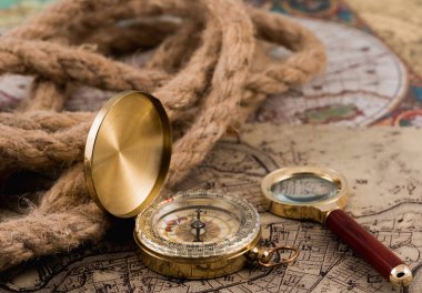 pusula ve büyüteç topografik haritada yatar