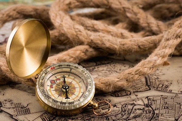 Stary Spalony Mapa Świata Kompasem Białym Tle — Zdjęcie stockowe