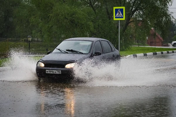 Rússia Moscovo Maio 2020 Carro Atravessa Uma Piscina Água Com — Fotografia de Stock