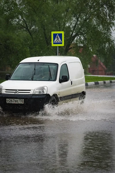 Rússia Moscovo Maio 2020 Carro Atravessa Uma Piscina Água Com — Fotografia de Stock