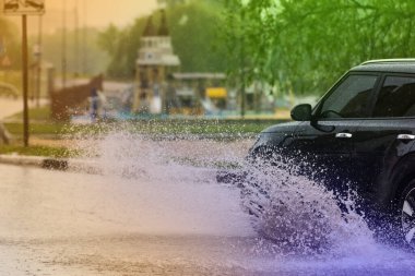 Hareket eden araba yağmuru Tekerleklerden fışkıran su birikintisi