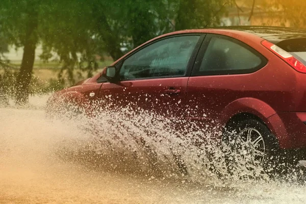 Pohyb Auto Déšť Velká Kaluž Vody Sprej Kol — Stock fotografie