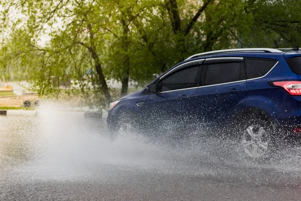 Rusko Mosco Května2020 Auto Projede Jezírkem Vody Cákáním Jarní Povodeň — Stock fotografie