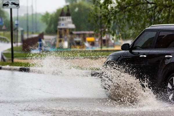 Rosja Moskwa Maja 2020 Samochód Przejeżdża Przez Kałużę Wody Rozpryskami — Zdjęcie stockowe