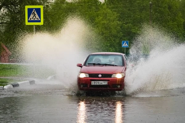 Russia Moscow May 2020 Car Drives Pool Water Splashes Spring — Stock Photo, Image