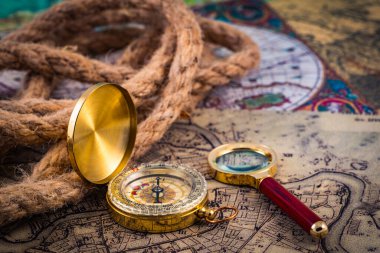 pusula ve büyüteç topografik haritada yatar