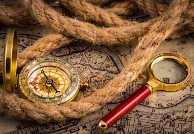 pusula ve büyüteç topografik haritada yatar