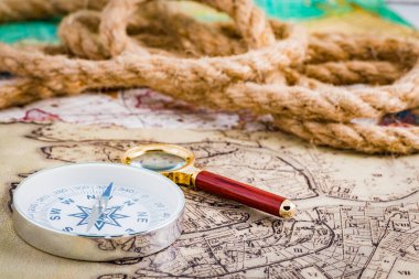 pusula ve büyüteç topografik haritada yatar