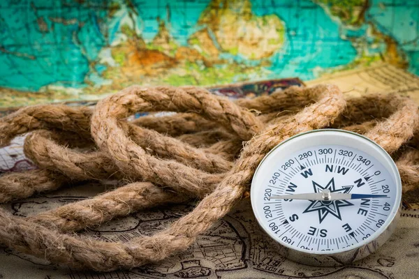 Kompas Leží Starobylé Mapě Světa — Stock fotografie