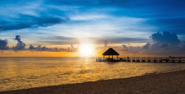 Gün batımında gökyüzünde teras köprüsü