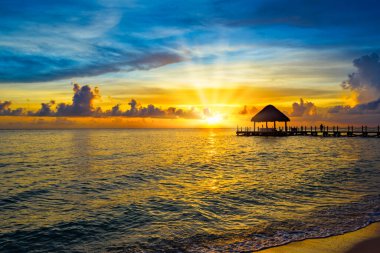 Gün batımında gökyüzünde teras köprüsü