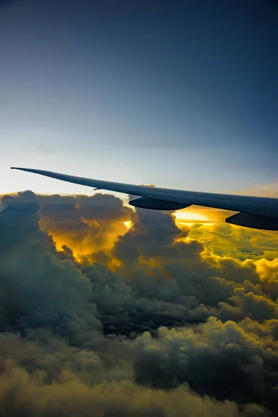 Vliegtuigvleugel Wolk Zweven Hemel Door Raamkozijn Bij Zonsondergang Buiten — Stockfoto