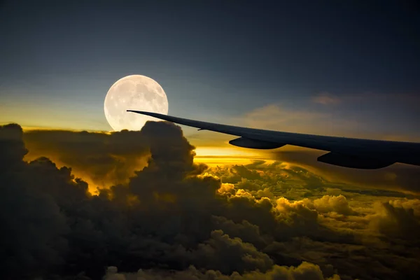 Vliegtuigvleugel Wolk Zweven Hemel Door Raamkozijn Bij Zonsondergang Buiten — Stockfoto