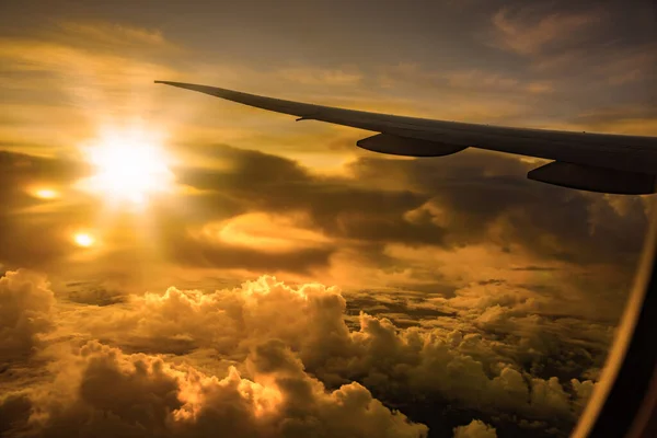 Vliegtuigvleugel Wolk Zweven Hemel Door Raamkozijn Bij Zonsondergang Buiten — Stockfoto