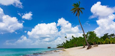 Atlantik Okyanusu 'nun güzel tropikal manzarası gökyüzü okyanus gökyüzüne karşı