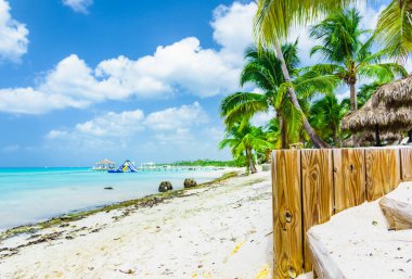 Atlantik Okyanusu 'nun güzel tropikal manzarası gökyüzü okyanus gökyüzüne karşı