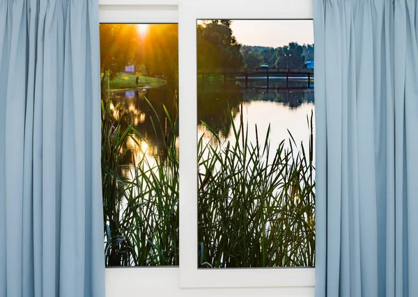 Blick Aus Dem Fenster Frühen Morgen Sonnenaufgang Über Den Teich — Stockfoto