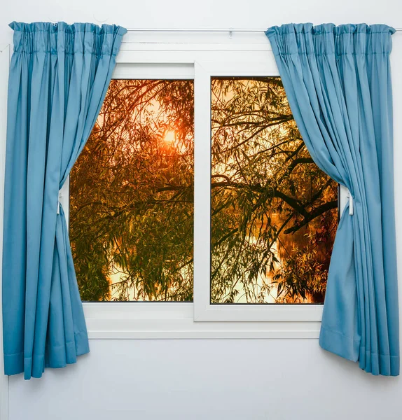 Vista Dalla Finestra Mattina Presto Alba Sopra Stagno Gli Alberi — Foto Stock