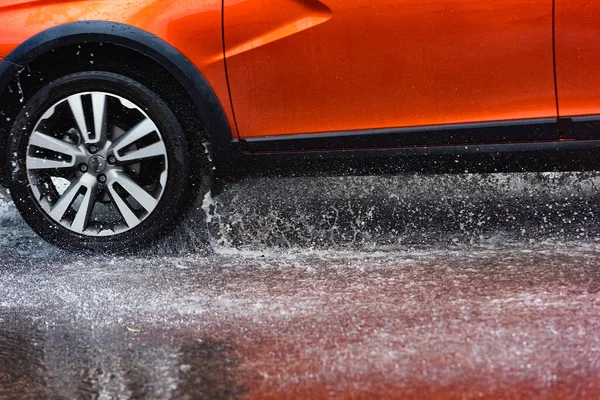 Movimento Carro Chuva Grande Poça Pulverização Água Das Rodas — Fotografia de Stock