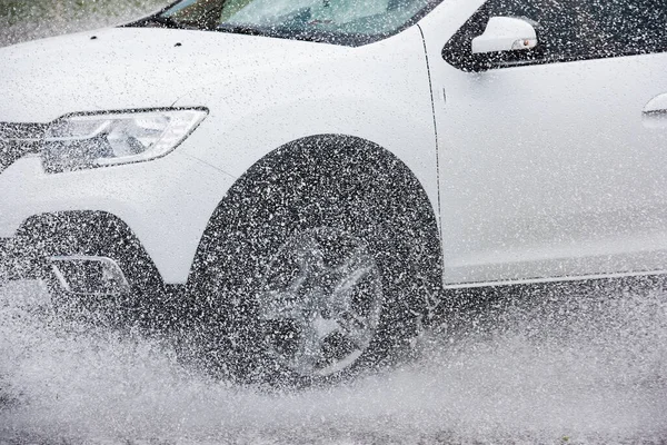 Rörelse Bil Regn Stor Pöl Vatten Spray Från Hjulen — Stockfoto