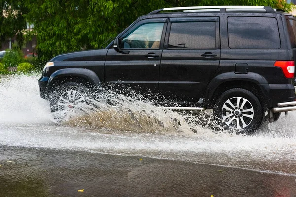 Rusia Moscú Mayo 2020 Coche Conduce Través Una Piscina Agua — Foto de Stock