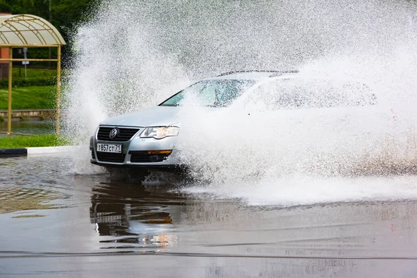俄罗斯 莫斯科 2020年5月30日 一辆汽车飞溅着水花驶过一潭 春天的洪水淹没了整个城市 — 图库照片