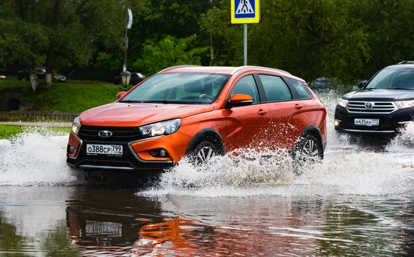 Rússia Moscovo Maio 2020 Carro Atravessa Uma Piscina Água Com — Fotografia de Stock