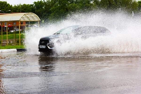 Rússia Moscovo Maio 2020 Carro Atravessa Uma Piscina Água Com — Fotografia de Stock