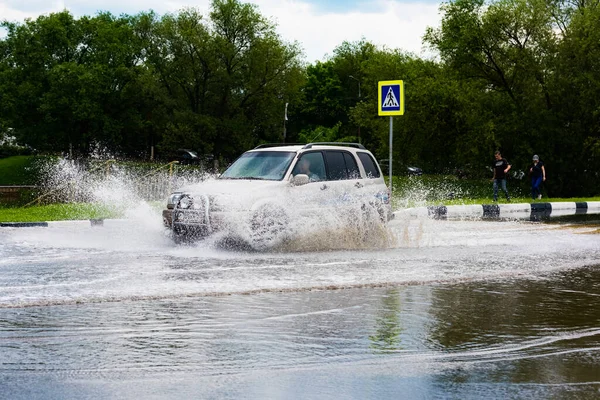 Russland Moskau Der Mai 2020 Ein Auto Fährt Durch Eine — Stockfoto