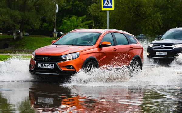 Rússia Moscovo Maio 2020 Carro Atravessa Uma Piscina Água Com Imagens De Bancos De Imagens