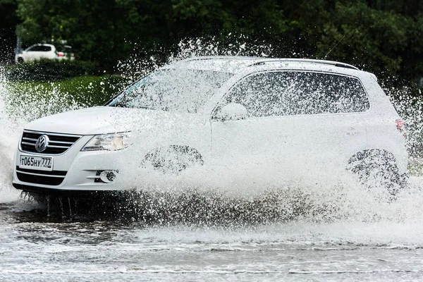 Rússia Moscovo Maio 2020 Carro Atravessa Uma Piscina Água Com Fotos De Bancos De Imagens