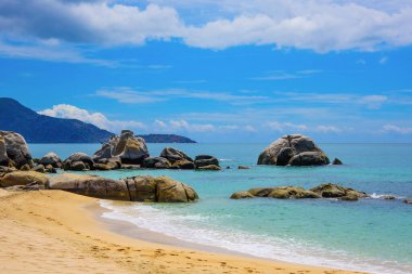 Kumlu plajlı ve büyük taşlı güzel deniz manzarası