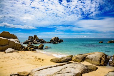 Kumlu plajlı ve büyük taşlı güzel deniz manzarası