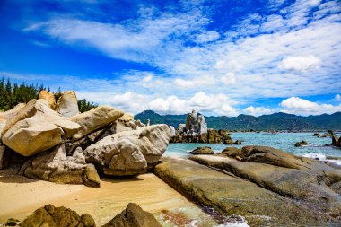 Kumlu plajlı ve büyük taşlı güzel deniz manzarası