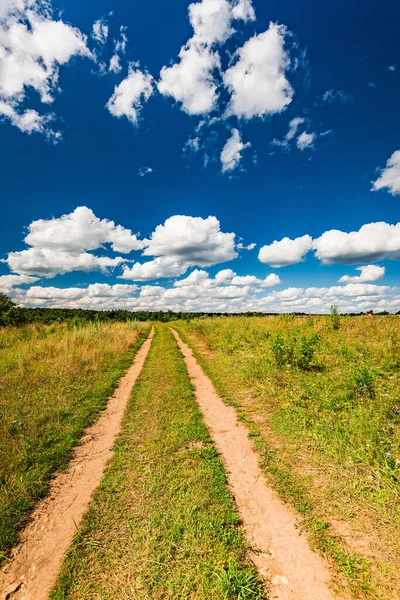 Ländliche Landschaft Feldweg Feld Blauer Himmel Mit Weißen Wolken — Stockfoto